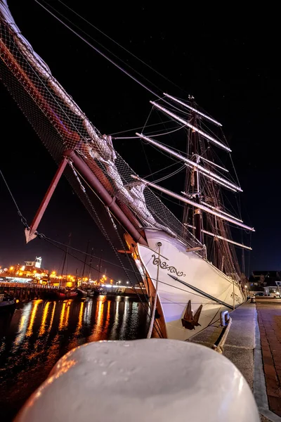 Old Classic Sailing Ship Imposing Masts Full Sails Streamlined Bow — Stock Photo, Image