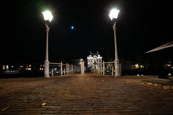 クラシックなディテールと伝統の街ランタン橋の白い スミッツはオーセンティックと産業革命の時から仕事します 市庁舎と盗みの州で北オランダ ハーリンジェン市の港の眺め — ストック写真