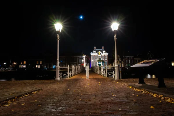 Weiß Gestrichene Brücke Mit Klassischen Details Und Traditionellen Straßenlaternen Schmiedearbeiten — Stockfoto