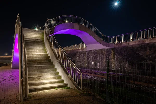 Soyut şekiller ve Harlingen Limanı boyunca genel bir yürüyüş yolu organik yuvarlak çizgiler. Farklı renk sarı, mor ve mavi için kapsayan bir viyadük ve Led Işıklı adımları parça Bulvari yakınındaki tren