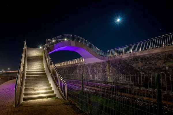 Soyut şekiller ve Harlingen Limanı boyunca genel bir yürüyüş yolu organik yuvarlak çizgiler. Farklı renk sarı, mor ve mavi için kapsayan bir viyadük ve Led Işıklı adımları parça Bulvari yakınındaki tren