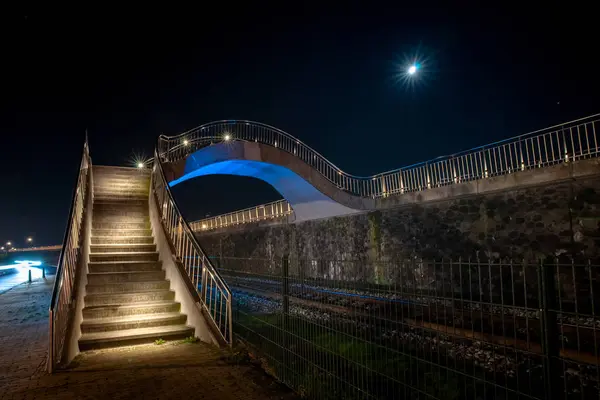 Soyut şekiller ve Harlingen Limanı boyunca genel bir yürüyüş yolu organik yuvarlak çizgiler. Farklı renk sarı, mor ve mavi için kapsayan bir viyadük ve Led Işıklı adımları parça Bulvari yakınındaki tren