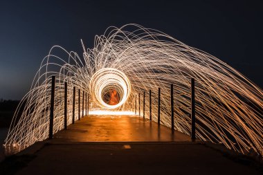 Çelik yün geceleri yanma ile Lightpainting