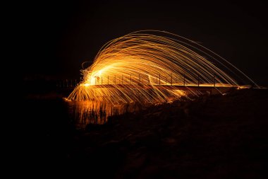 Çelik yün geceleri yanma ile Lightpainting