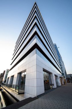 Glas ile Modern yüksek kurumsal yapının mimari detay