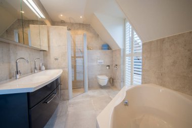 Mimari banyo lüks döşemesini, beyaz nokta ile inşa
