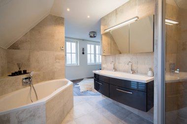 Mimari banyo lüks döşemesini, beyaz nokta ile inşa