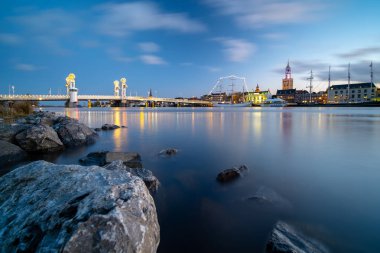 Gece olduğunda mavi gökyüzü ve eski ortaçağ yukarıda uzun pozlama