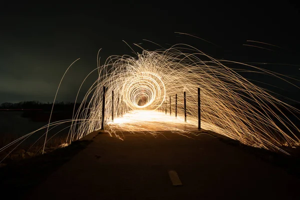 Lightpainting με καύση μαλλί χάλυβα μέσα στη νύχτα — Φωτογραφία Αρχείου