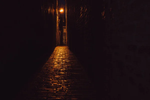 Old narrow alley with water drop reflection of the street light — Stock Photo, Image