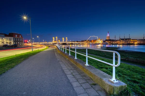 Nézd át a városkép egy holland város a folyó riveir-b — Stock Fotó