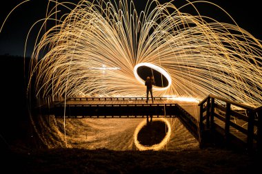 Çelik yün geceleri yanma ile Lightpainting