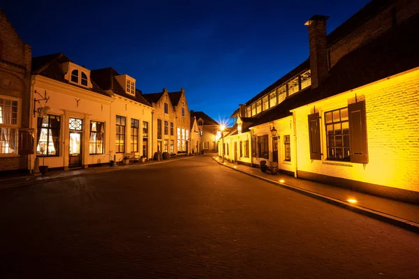 Escena nocturna en Harderwijk Gelderland con cielo despejado y monumento —  Fotos de Stock