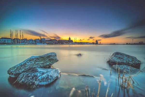 Atmosférico atardecer sobre la antigua ciudad medieval de Kampen, nederla —  Fotos de Stock