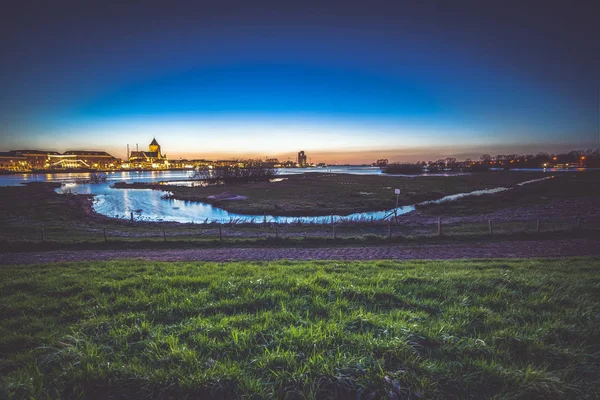 Vista sobre el horizonte de una ciudad holandesa en el río Ijssel —  Fotos de Stock