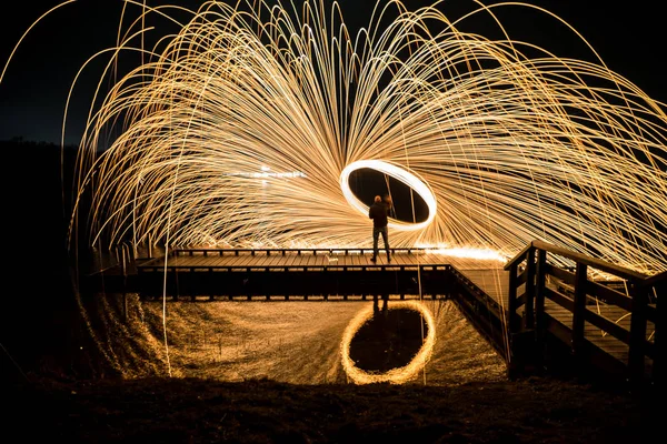 夜のスチール ウールを燃焼 Lightpainting — ストック写真