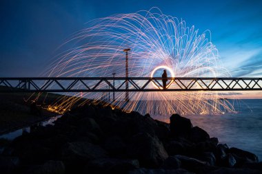 Çelik yün iplik yakma. Spin gelen parlak kıvılcımlar duş