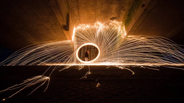 スチール ウールの紡績を燃焼します。スピンから光る火花のシャワー — ストック写真