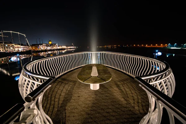 Dynamische weergave van een verlichte architectuur brug over een rivier — Stockfoto