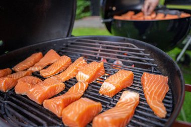 Lezzetli ızgara pembe yabani somon sigara barbekü mutfağı nda doğranmış