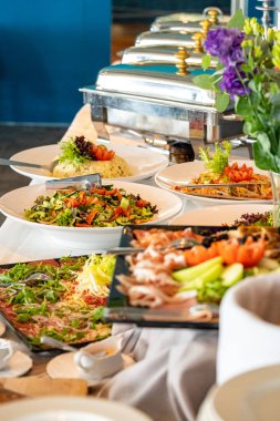 Güzel dekore edilmiş yemek sofrası, farklı yemekler.