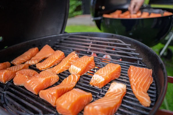 Lezzetli ızgara pembe yabani somon sigara barbekü mutfağı nda doğranmış