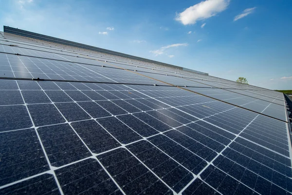 Granja moderna con paneles solares en el techo de un establo —  Fotos de Stock