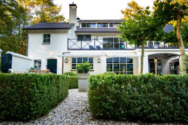 Zengin sakinleri için bahçe ve güzel ev ile Emlak