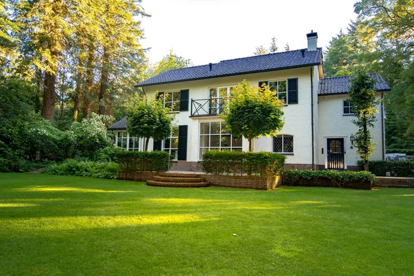 Nieruchomości z ogrodem i pięknym domem dla bogatych mieszkańców — Zdjęcie stockowe