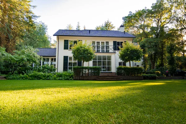 Zengin sakinleri için bahçe ve güzel ev ile Emlak