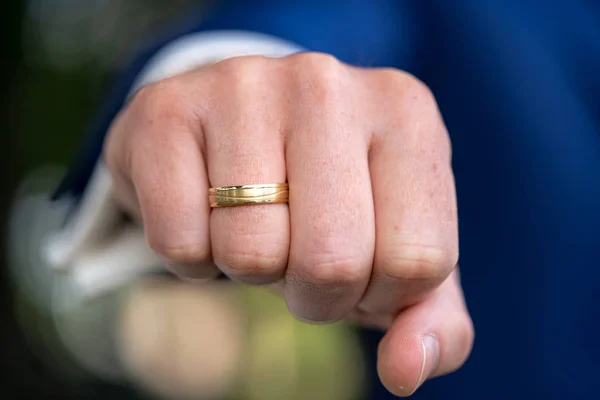 Primer plano del anillo de oro feliz en el dedo de los hombres —  Fotos de Stock