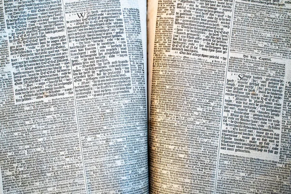 Dettaglio foto di pagina stampata da bibbia con vecchio carattere — Foto Stock