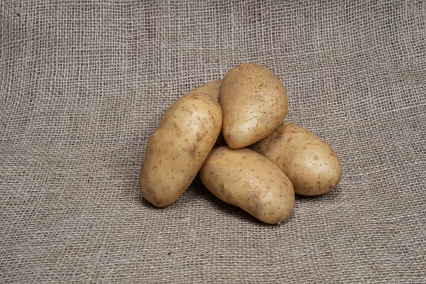 Fotografie zeleninové brambůrky. Ovoce zelenina brambory. — Stock fotografie