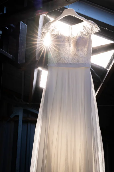 Robe Mariée Suspendue Rail Devant Une Fenêtre — Photo