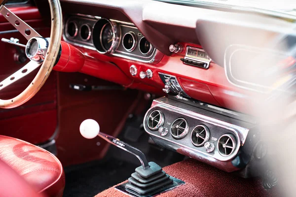 Eski otomobilin, direksiyonun ve tarihi klasik kırmızı arabanın arka tarafı. Eski bir araç. Sürücü teması.