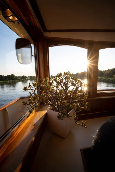 Noite Verão Atmosférica Água Com Vista Uma Casa Barco — Fotografia de Stock