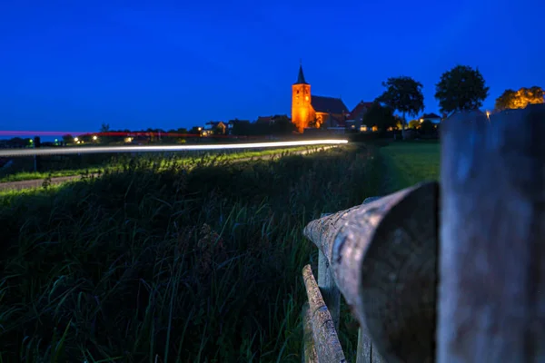 Middeleeuwse Kerk Uiterwaarden Een Dijk Van Een Hollands Rivierlandschap — Stockfoto