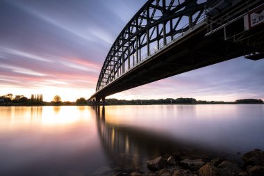 Hollanda 'nın Overijssel kentindeki Zwolle kenti yakınlarındaki eski IJssel brug, gün batımında mimari özellikler