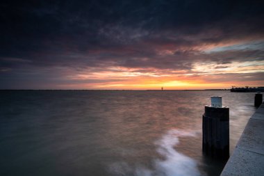 Markermeer 'de güzel bir gün batımı. Bataviahaven,