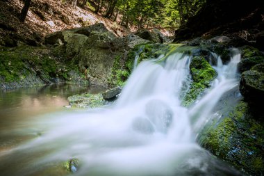 Valle De La Hoegne nehri, Belçika, Ardennes 'deki güzel şelale manzarası.