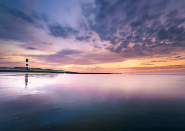 Stimmungsvoller Sonnenuntergang Entlang Der Küste Der Niederlande Auf Der Höhe lizenzfreie Stockbilder