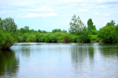 yeşil nehir kıyıları mavi gökyüzü