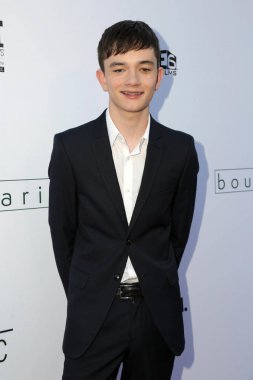 aktör Lewis Macdougall