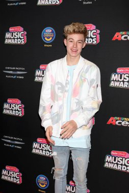 Şarkıcı Mackenzie Sol