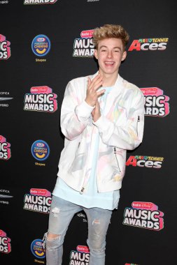 Şarkıcı Mackenzie Sol