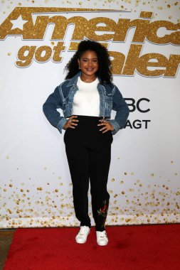 Amanda Mena Sezon 13 canlı Show kırmızı halı 