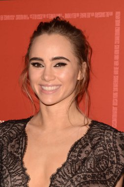 Suki Waterhouse 