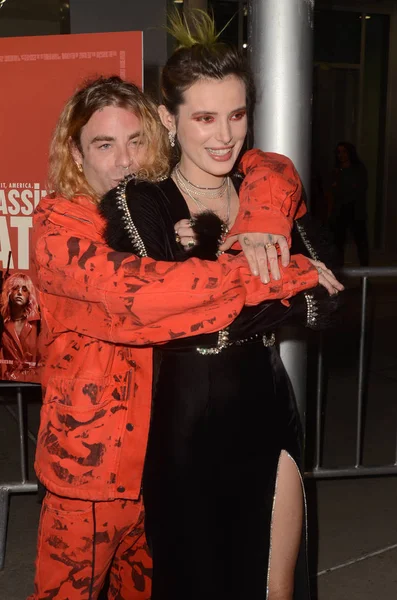 Mod Sun Bella Thorne Alla Assassination Nation Los Angeles Premiere — Foto Stock