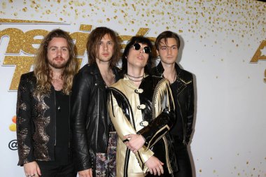 Struts kron kazanan kırmızı halı 