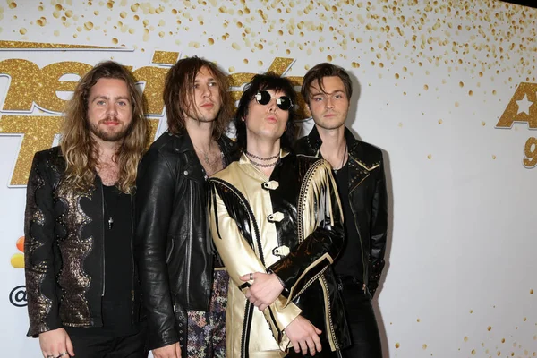 Struts kron kazanan kırmızı halı 